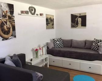 Ruhig gelegene Wohnung in Stadtnähe - Mosbach - Wohnzimmer