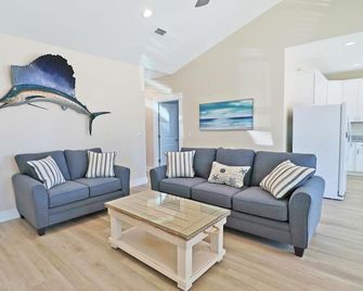 This Duplex Is Perfect For Large Families/ Muliiple Familes! Steps Away From The Beach - Mexico Beach - Sala de estar