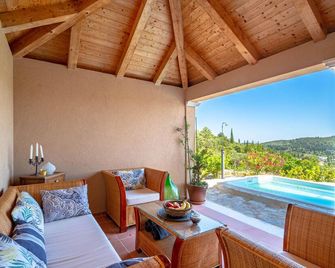 Amazing Home in Zrnovo With Outdoor Swimming Pool, Wifi and 2 Bedrooms - Žrnovo - Living room