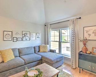 5 Mi to Ski Resort Breck Penthouse Studio - Breckenridge - Living room