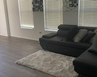Quiet new construction home on culdesac street - Porter - Living room