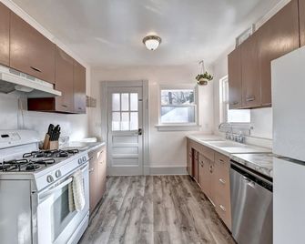 Beautiful Midtown home-sleeps 13 - Atlanta - Kitchen