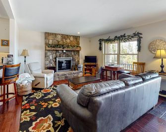 Cozy cabin near skiing with free WiFi, game room, and deck - Ludlow - Living room