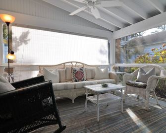 Steps To The Beach -Adorable 1 Br Cottage-9 Park Ave Rear, Rehoboth Beach, De - Rehoboth Beach - Balcony