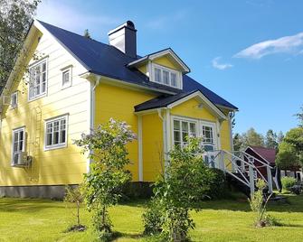 House on Hummel Bay in front of the archipelago and Skuleskogen National Park, High Coast - Örnsköldsvik - Building