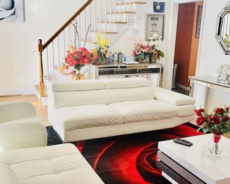 Upscaled Home In A Quiet Neighborhood! You Have the Entire Home to Yourself! - Springfield - Living room