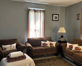 The Greenville Getaway! Let our home become your home. - Greenville - Sala de estar
