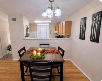 Orange Acres a Private 2 Bedroom 2 Bath Pet Friendly with a fenced back yard. - Stillwater - Dining room