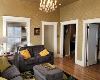 Vintage Parlor home - Grand Junction - Living room