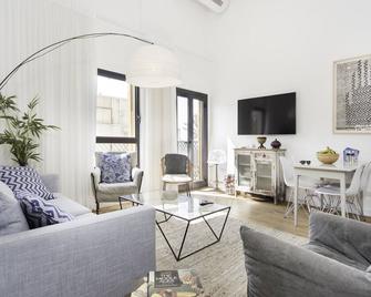 Jaffa Charm Chic Seaview Stay by Sea N Rent - Tel Aviv - Olohuone