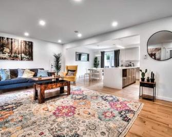 Lux. 4BR House with Pool near DT - Brossard - Living room
