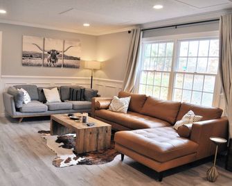 Modern 3-bedroom farmhouse with AC and WiFi in East Stroudsburg - East Stroudsburg - Obývací pokoj