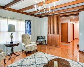 Downtown Paintsville Vacation Rental! - Paintsville - Wohnzimmer