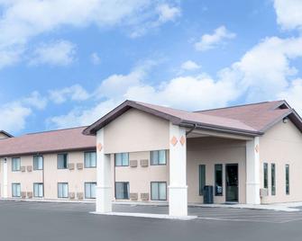 Super 8 by Wyndham Huron - Huron - Building