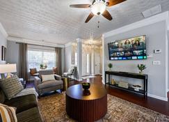 Stay In This Chic Townhome Near Olde Rope Mill - Woodstock - Living room