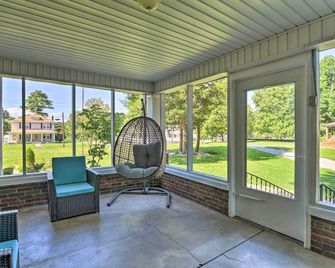 Glasgow Home w/ Porch: Close to Lake & Caves! - Glasgow - Living room