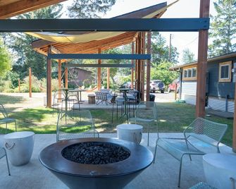 Gravity Haus Westport - Westport - Patio