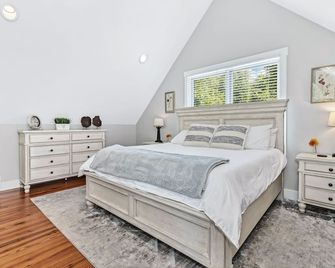 Hilltop Haven w/ Hot Tub, Mountain Views & Game Room - Black Mountain - Schlafzimmer