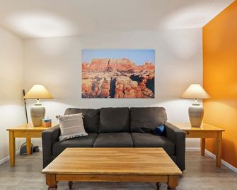 Charming 2 Bedroom Near Downtown - Rose Tree 1 - Moab - Wohnzimmer