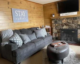 The Lake House is a cozy 2 bedroom at Stony Point - Jay - Sala de estar