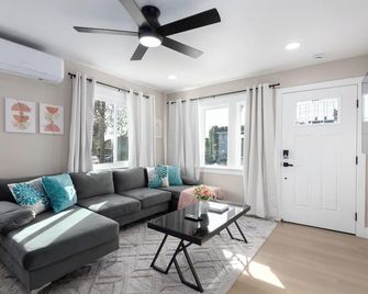 Modern Home Near Downtown with Firepit and BBQ - San Diego - Living room