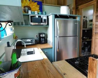 Turtle Pond cabin in Apalachicola with WiFi, Pet Friendly, Couples Retreat - Apalachicola - Kitchen