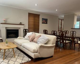 A 5-Star Waterfront Home, Yarralumla - Yarralumla - Pokój dzienny