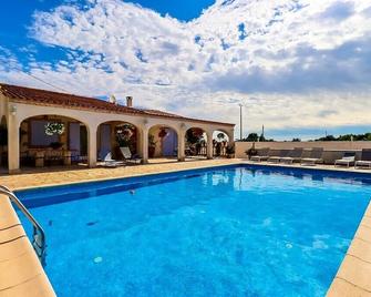 Domaine des Oliviers-Appt for 2 to 4 people with swimming pool - Beaucaire - Piscine