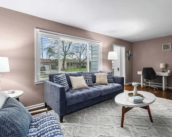 Gladstone Home|3br|near MCI & Kc, Free Parking! - Gladstone - Living room