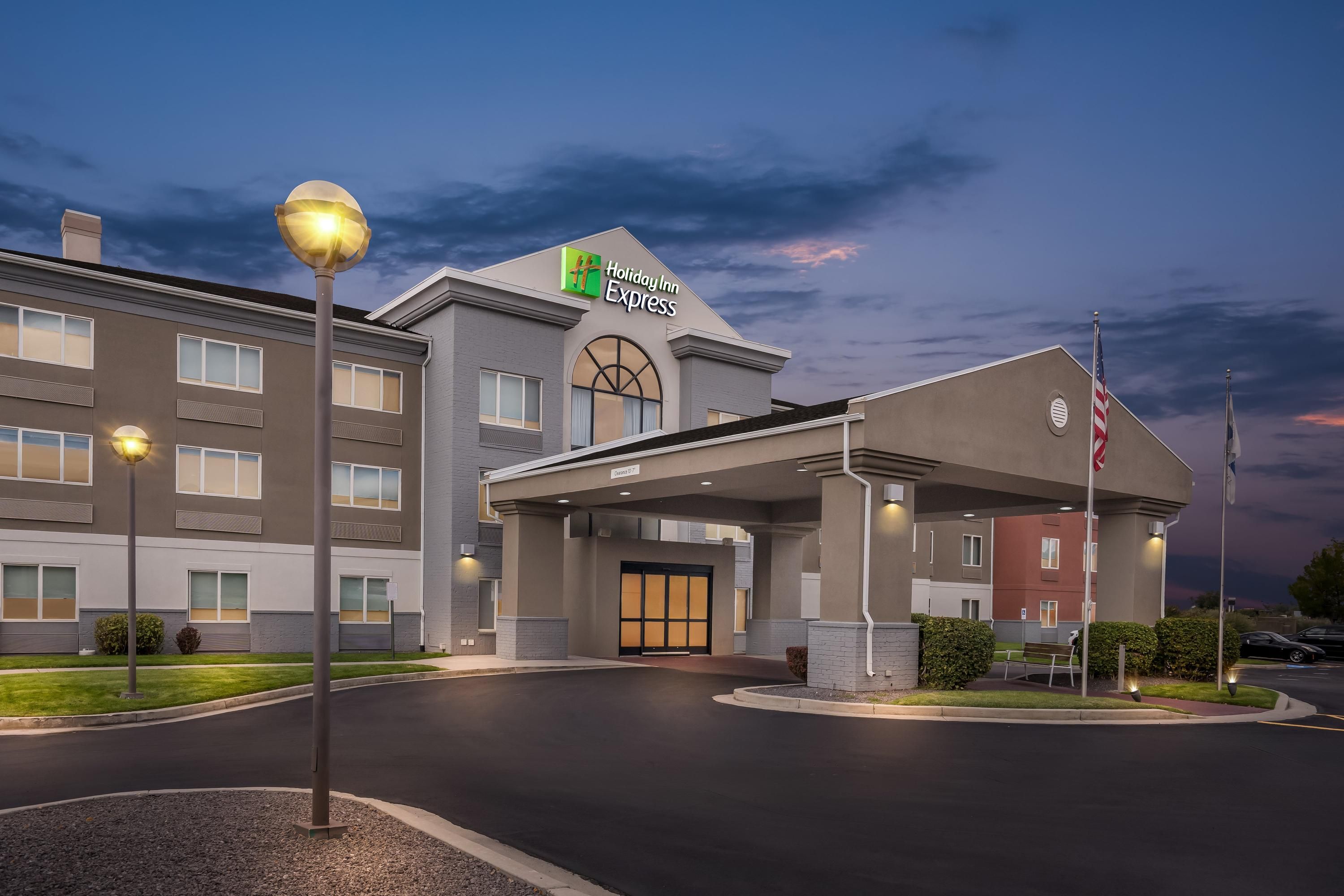Holiday Inn Express & Suites Ogden By IHG - Ogden - Building