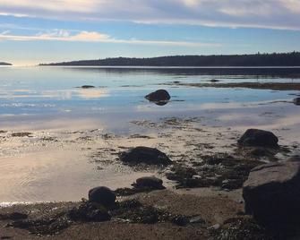 Paradise! Share our private peninsula & beach, vacation or year-round - Milbridge - Sala de estar