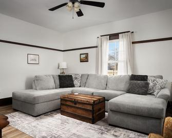 Ruby's Ranch - Modern farmhouse with fully fenced yard and mountain views! - Woodstock - Вітальня