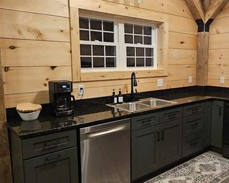 Larch - The Tamaracks - Outdoor Adventures in Caribou, ME - Caribou - Cocina