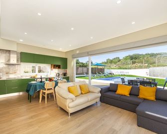 Peaceful villa w/ pool, BBQ & ping-pong table - Alcantarilha - Living room