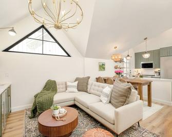 Luxe Designer Flat on Sloans Lake w/ Rooftop Deck - Denver - Living room