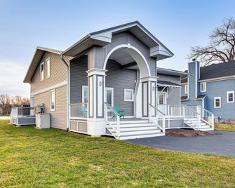 Home on Fox River: Modern Decor Style! - McHenry - Edificio