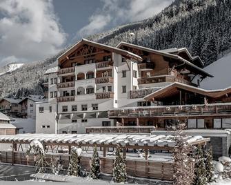Alpines Balance Hotel Weisses Lamm - See - Gebäude