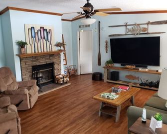 Mellow Ozello Canal Stilt Home. Kayaks, Dock, King Beds, near Scallop Grounds - Crystal River - Вітальня
