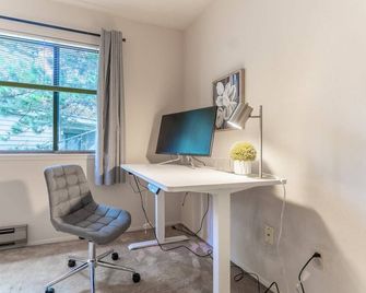 Tranquil Apt 2 King Suites Pet Friendly near DT Bellevue - Bellevue - Room amenity