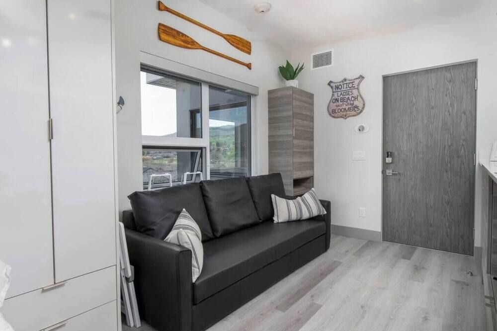 Lake Okanagan Cozy Beach Condo! Corner Penthouse w/ 180° Views - Vernon - Soggiorno