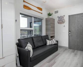 Lake Okanagan Cozy Beach Condo! Corner Penthouse w/ 180° Views - Vernon - Soggiorno