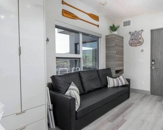 Lake Okanagan Cozy Beach Condo! Corner Penthouse w/ 180° Views - Vernon - Soggiorno