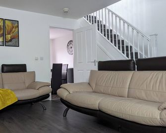 Modern House - 4 Bedrooms - Familyfriendly - Burnley - Obývací pokoj