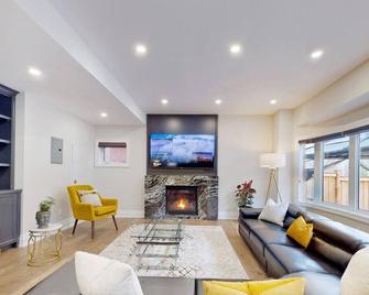 Family Modern walkout Basement wSauna Indoor Fireplace Wifi - Innisfil - Living room