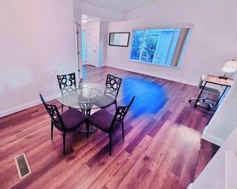 Desert Glow Residence20 Min to Usa Pkwy|4bedrooms|2baths|sleeps13 - Fernley - Eetruimte