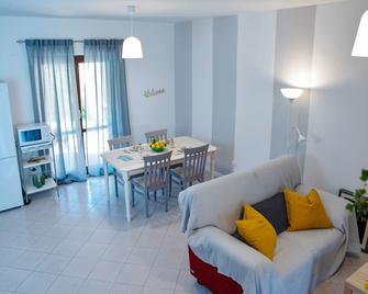 Pizzo Calabro: Villa At The Sea With Garden Inside The Residence Porto Ada - Pizzo - Wohnzimmer