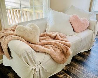 Coastal Casita by the River - New Bern - Living room
