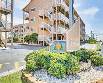 Carolina Beach Condo with Balcony and Ocean Access! - Carolina Beach - Building