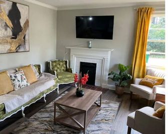 Clean 2BR 1Bath Duplex Private Entrance near everything - Valdosta - Living room