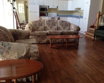 Warbler's Roost Country Inn B&B - South River - Living room